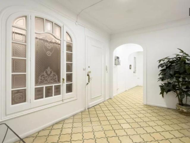 Room for rent in 6 bedroom apartment in Gràcia