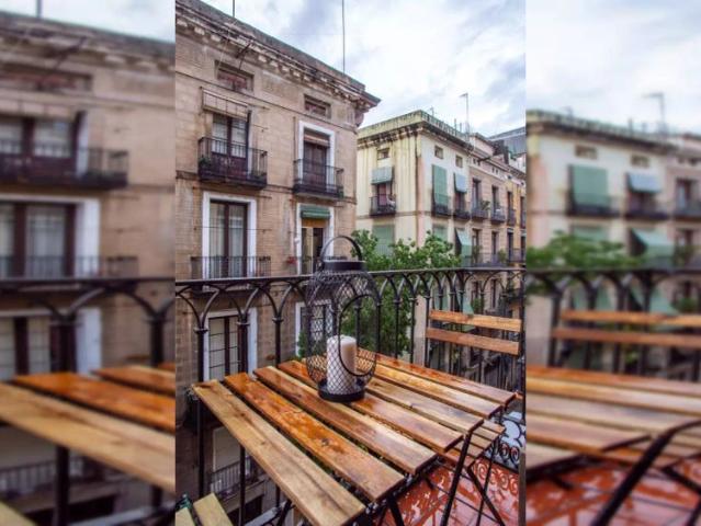 Room for rent in 6 bedroom apartment in El Raval, Barcelona