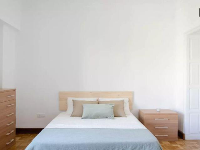 Room for rent in 6 bedroom apartment in L'Eixample