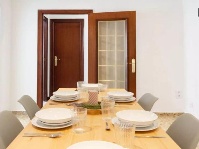 Room for rent in 6 bedroom apartment in L'Eixample