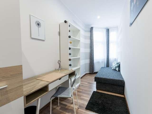 Room for rent in 6 bedroom apartment in Poznan
