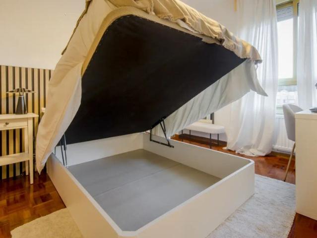 Room for rent in 7 Bedroom apartment