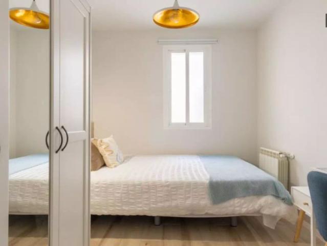 Room for rent in 7 bedroom apartment in Comillas