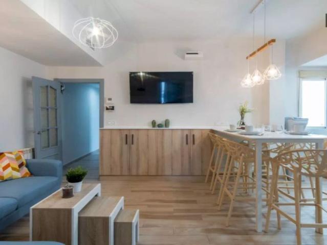 Room for rent in 7 bedroom apartment in Comillas