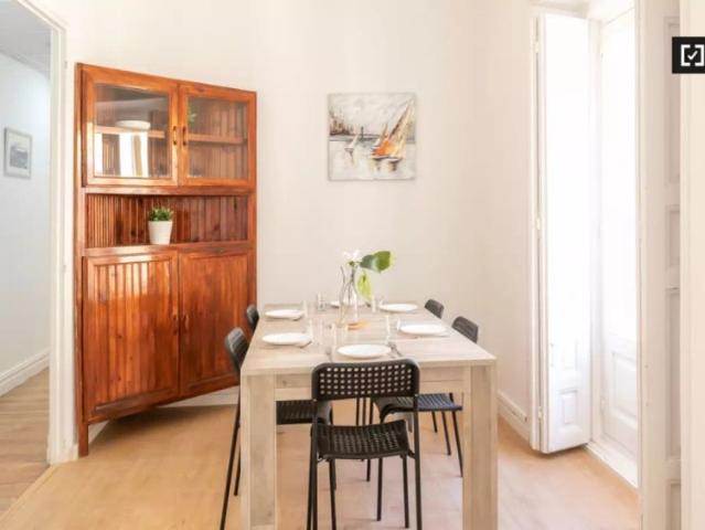 Room for rent in 7 bedroom apartment in Centro, Madrid