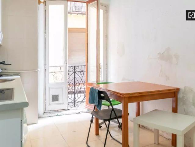 Room for rent in 7 bedroom apartment in Centro
