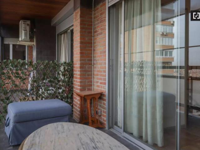 Room for rent in 7 bedroom apartment in Chamartin, Madrid