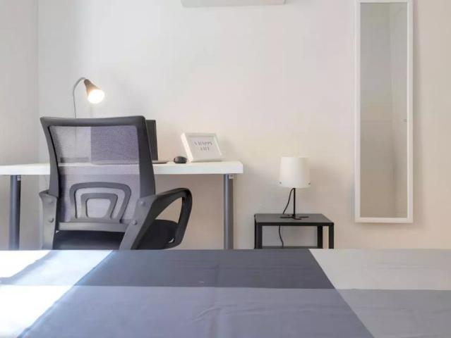 Room for rent in 7 bedroom apartment in Chamberí, Madrid