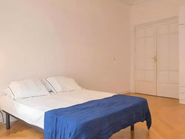 Room for rent in 7 bedroom apartment in Chamberí, Madrid