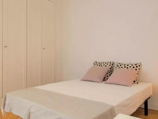 Room for rent in 7 bedroom apartment in Chamberí, Madrid