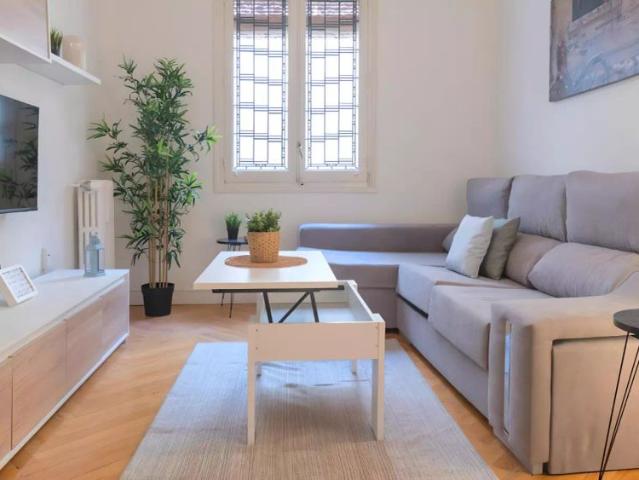 Room for rent in 7 bedroom apartment in Chamberí, Madrid