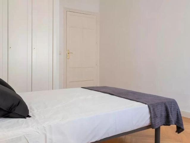 Room for rent in 7 bedroom apartment in Chamberí, Madrid