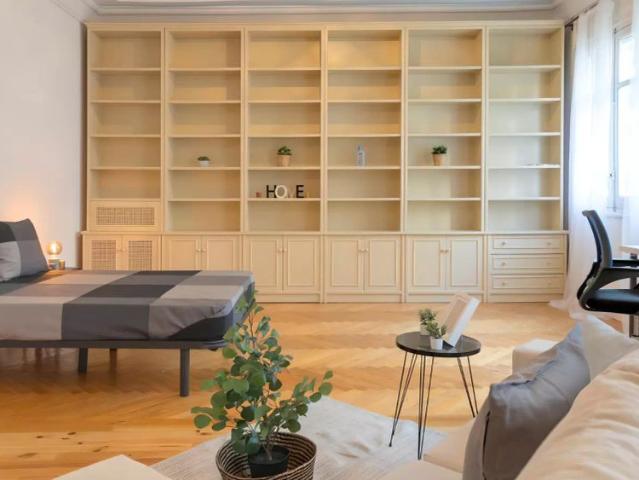 Room for rent in 7 bedroom apartment in Chamberí, Madrid