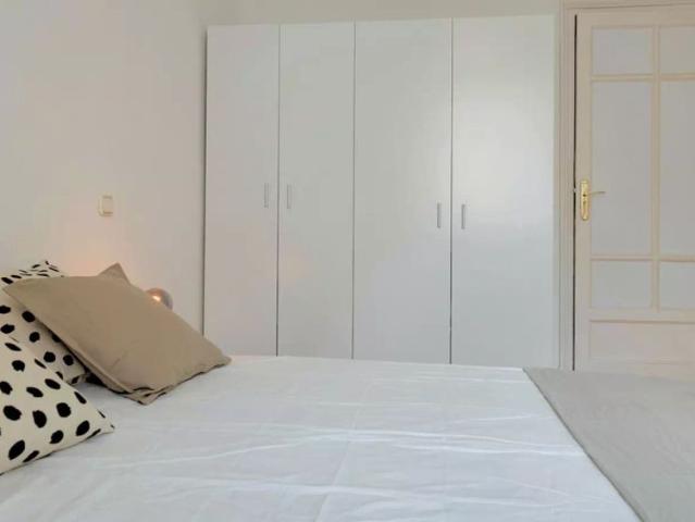 Room for rent in 7 bedroom apartment in Chamberí, Madrid
