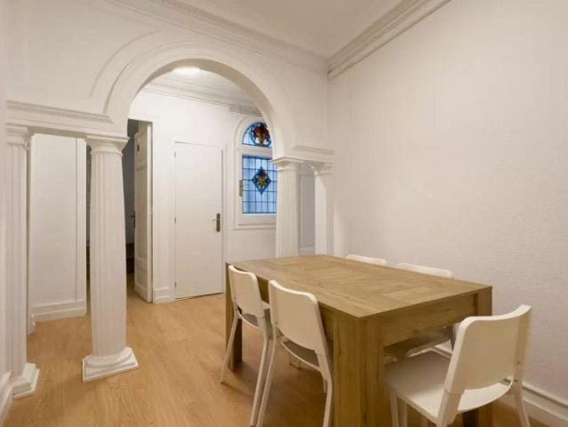Room for rent in 7 bedroom apartment in Barcelona!