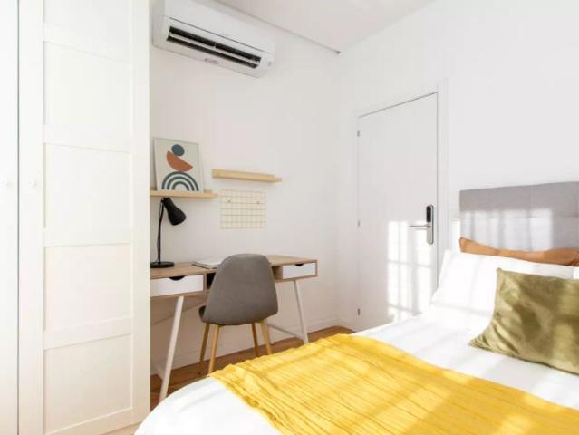 Room for rent in 7 bedroom apartment in Lavapiés