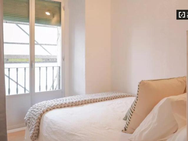 Room for rent in 7 bedroom apartment in Madrid