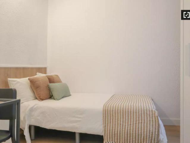 Room for rent in 7 bedroom apartment in Madrid