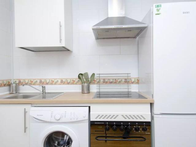 Room for rent in 7 bedroom apartment in Madrid