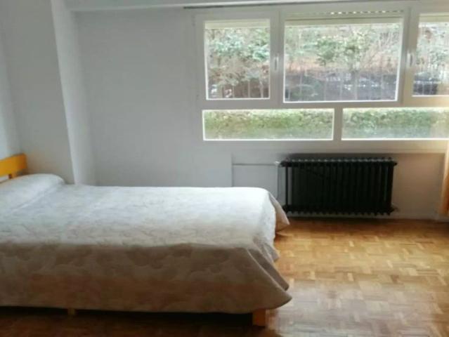 Room for rent in 7 bedroom apartment in Madrid