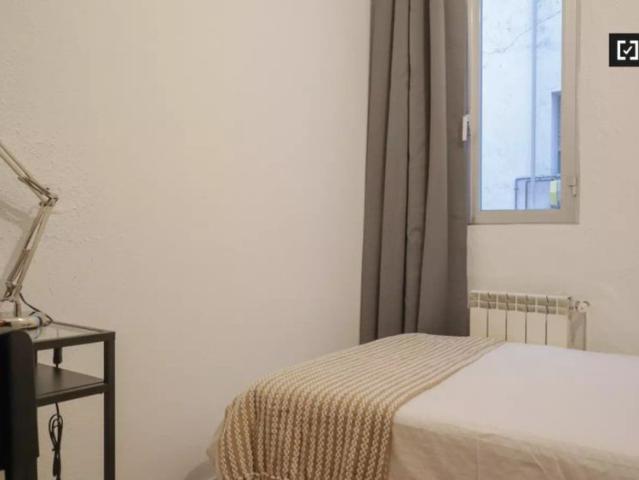 Room for rent in 7 bedroom apartment in Madrid