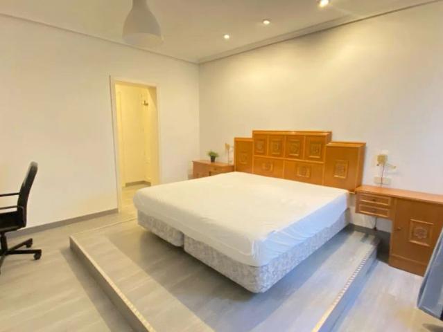 Room for rent in 7 bedroom apartment in Malasaña