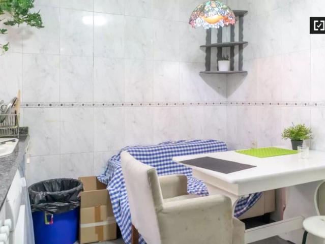 Room for rent in 7 bedroom apartment in Malasaña