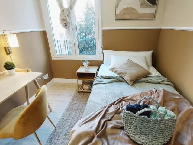 Room for rent in 7 bedroom apartment in Salamanca