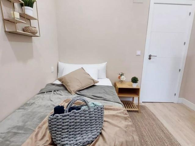 Room for rent in 7 bedroom apartment in Salamanca