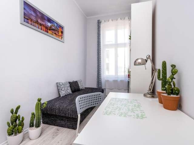 Room for rent in 7 bedroom apartment in Poznań