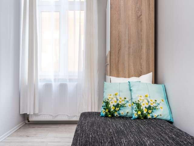Room for rent in 7 bedroom apartment in Poznań