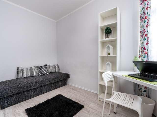 Room for rent in 7 bedroom apartment in Poznań