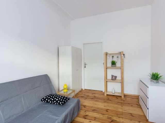 Room for rent in 7 bedroom apartment in Poznan
