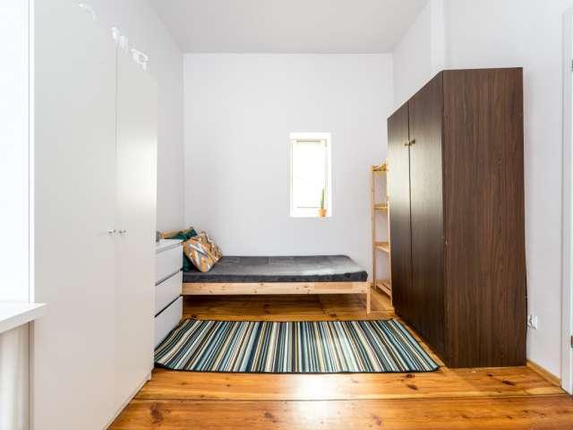Room for rent in 7 bedroom apartment in Poznan