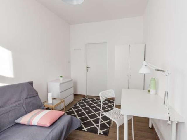 Room for rent in 7 bedroom apartment in Poznan