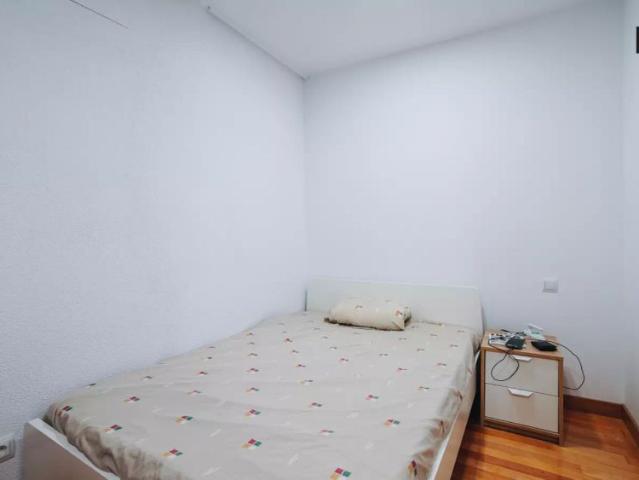 Room for rent in 7 bedroom apartment in Prosperidad, Madrid
