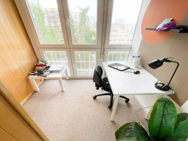 Room for rent in 7 bedroom apartment in Tetuán, Madrid