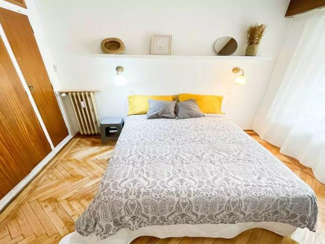 Room for rent in 7 bedroom apartment in Tetuán, Madrid