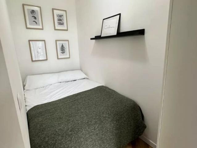 Room for rent in 7 bedroom apartment in Tetuán, Madrid