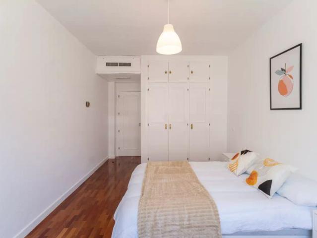 Room for rent in 7 bedroom apartment in Tetuán, Madrid