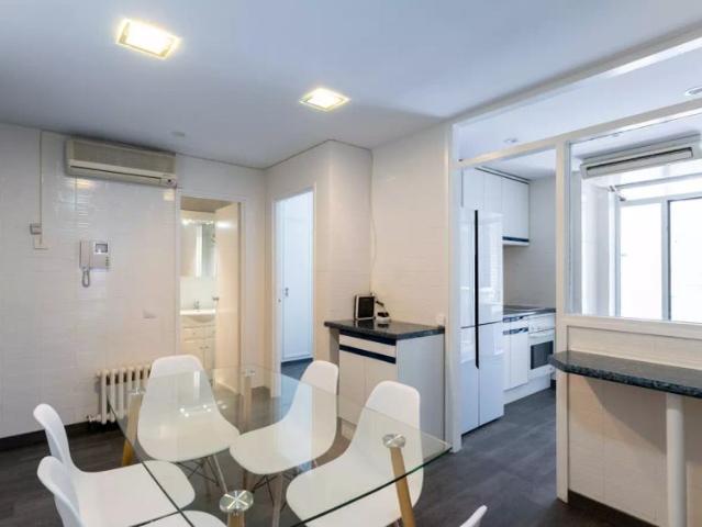 Room for rent in 7 bedroom apartment in Tetuán, Madrid