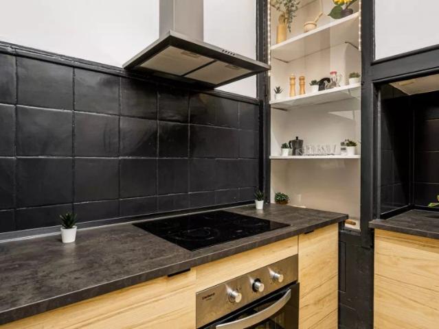 Room for rent in 8 bedroom apartment in El Born