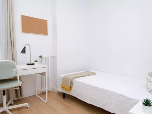 Room for rent in 8 bedroom apartment in Salamanca
