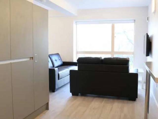 Room for rent in 8 bedroom apartment, Stoneybatter, Dublin