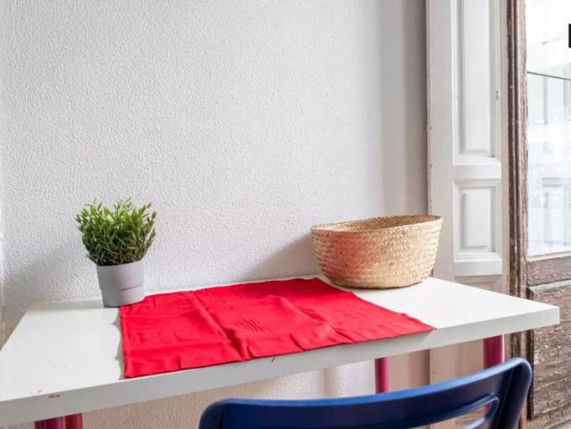 Room for rent in 9 bedroom apartment in Ópera