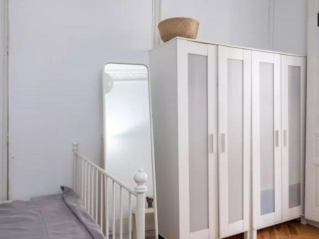 Room for rent in 9 bedroom apartment in Ópera