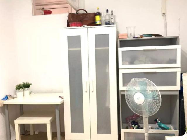 Room for rent in 9 bedroom apartment in Ópera