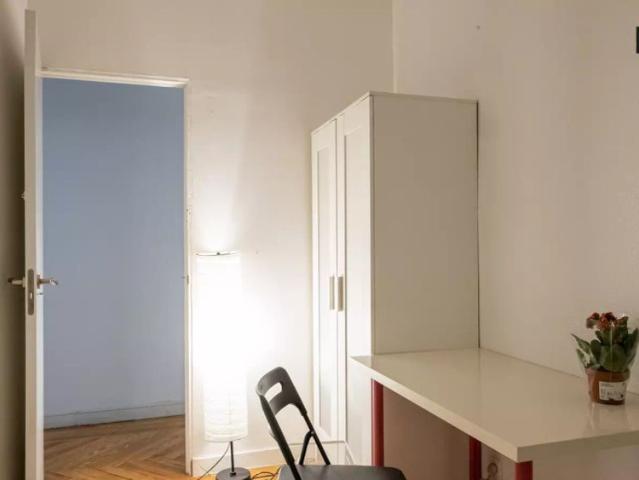 Room for rent in 9 bedroom apartment in Ópera
