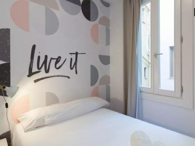 Room for rent with a/c in a 5 bedroom apartment in Gotic