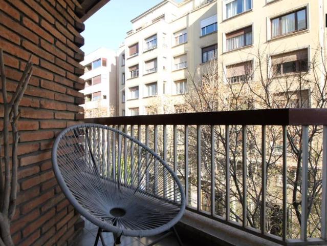 Room for rent with balcony in shared apartment, Eixample